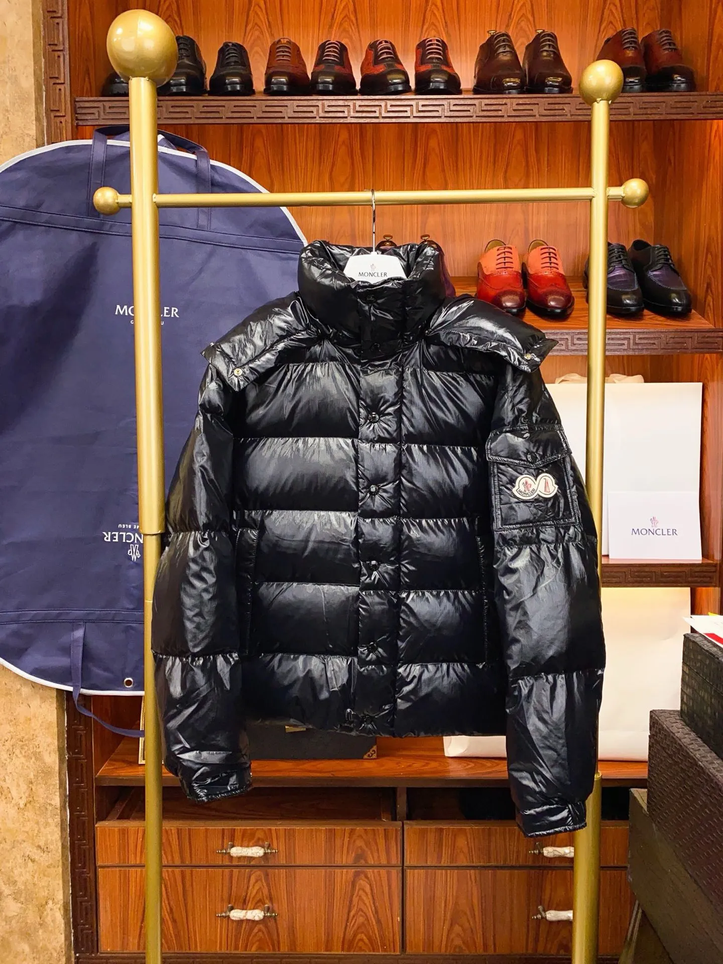 P390 Moncler/ 2026 70 、 。 DNA ， ， 。 Classic ， 、 。 Classic 70 。 Quality， 90 ，Premium Quality ， ，Black ！ Sizes M-3XL